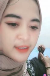 Dinda jilbob main Sama Brondong